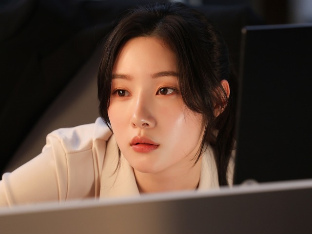 “美しすぎるエリート新米弁護士”に変身！チョン・チェヨン、『エスクワイア』撮影ビハインドが話題