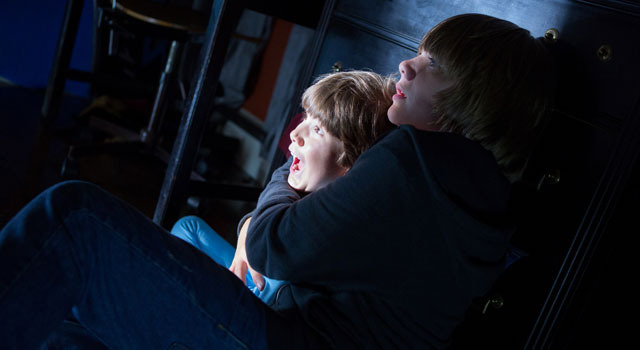 『ダークスカイズ』 -(C) 2013 ALLIANCE FILMS (UK) DARK SKIES LIMITED All Rights Reserved.