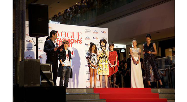 表参道ヒルズ本館 吹抜け大階段で開催されたFASHION'S NIGHT OUT 2012 オープニングセレモニー