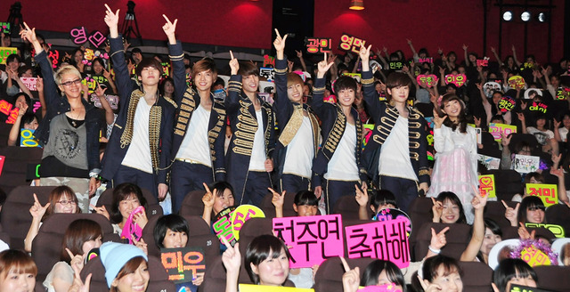 韓流グループ「BOYFRIEND」＆麻亜里＆福山桜子監督／『GOGO♂イケメン5』初日舞台挨拶