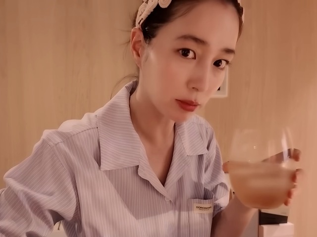 夫イ・ビョンホンへの誕生日プレゼントも話題！イ・ミンジョン、5年間活動が少なかった理由は？