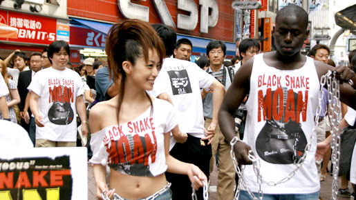 『ブラック・スネーク・モーン』プロモーションで、鎖に繋がれたまま渋谷を引き回される及川奈央