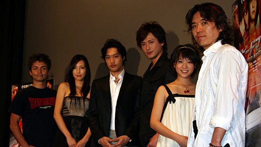 『スピードマスター』初日舞台挨拶にて（左から）鮎貝健、蒲生麻由、内田朝陽、中村俊介、北乃きい、須賀監督