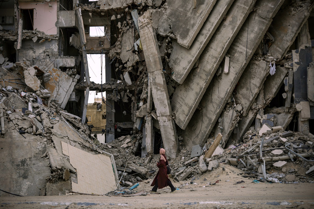 『手に魂を込め、歩いてみれば』©Fatma Hassona