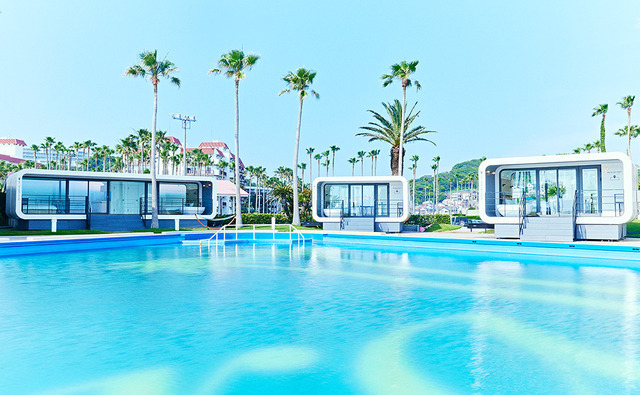 開放的なロケーションに佇むトレーラーホテル