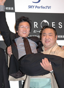 抱っこされるときも「ヤッター!!」を見せてくれたマシ・オカ