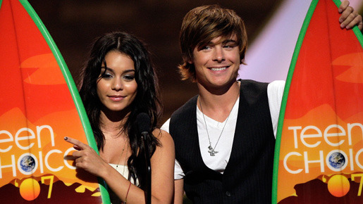 「ハイスクール・ミュージカル2」の受賞で壇上に上がったザック・エフロン（右）とヴァネッサ・アン・ハジェンズ -(C) Getty Images/AFLO