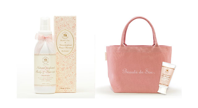 左：ボディパウダーキャンペーンプレゼント【A】ボディ＆ヘアミスト（ローズブーケ）定価2,310円、【B】オリジナルトートバッグ（ピンク）＆ソフトボディミニスクラブ（ミニ）オレンジ＆パチュリー※非売品