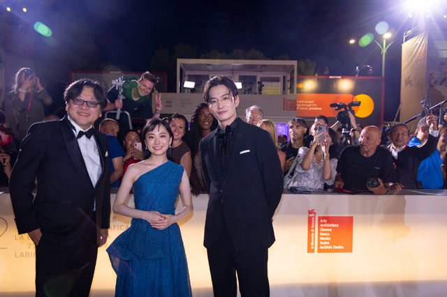 『果てしなきスカーレット』ヴェネチア国際映画祭レッドカーペット