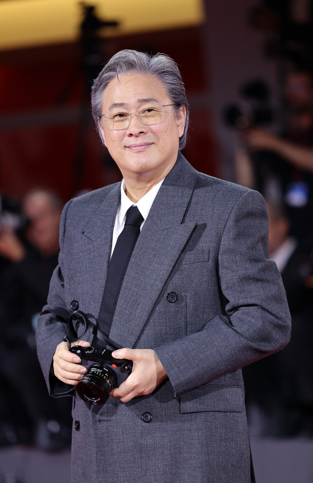パク・チャヌク監督（ヴェネチア国際映画祭レッドカーペット）Photo by Elisabetta A. Villa/Getty Images