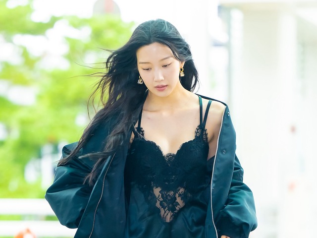女優ムン・ガヨンが破格の空港ファッションを披露！25万円のスリップをのぞかせながら“にっこり”【独占写真】