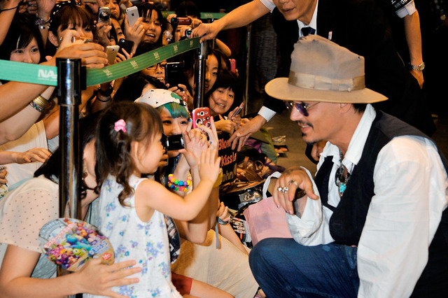 ジョニー・デップ＆空港に駆け付けたファン／『ローン・レンジャー』