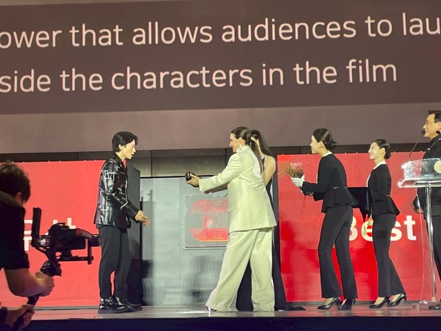 釜山授賞式　『愚か者の身分』©2025 映画「愚か者の身分」製作委員会