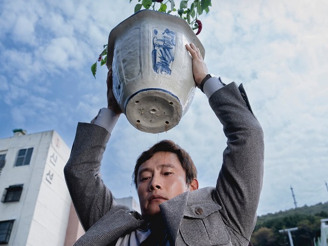 映画『仕方がない』で見せた表情、イ・ビョンホンがユーモアと残酷さを刻む