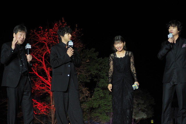 『爆弾』レッドカーペット