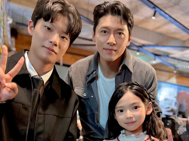 妻を支えるヒョンビンが素敵すぎる！ソン・イェジンの“子供たち”と記念ショットも【PHOTO】