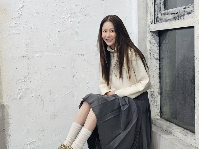 54歳女優コ・ヒョンジョン、また若返った!? 美脚際立つ秋コーデで放つ“愛くるしさ”【PHOTO】