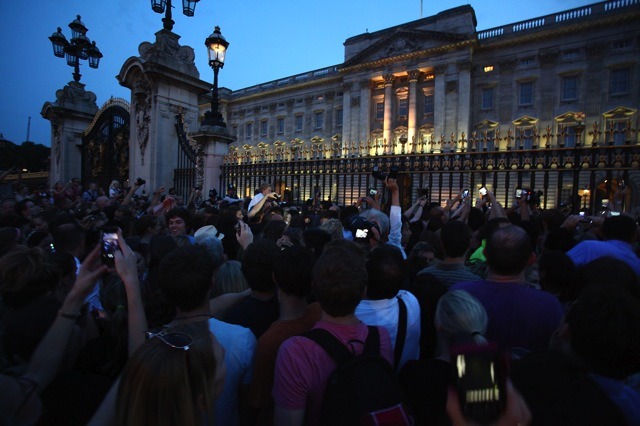 バッキンガム宮殿前で男児誕生を祝う人々　Getty Images