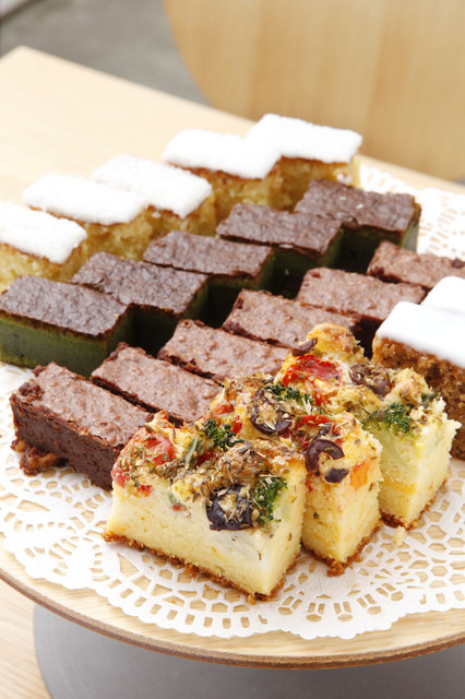 三越伊勢丹のプレス展示会でふるまわれたケータリングでは、人気のキャロットケーキをはじめ、ブラウニー、ベジタブルケーキなどが食べやすい一口サイズで登場。人数が多いホームパーティやお祝いの席では、ケータリングもおすすめ（要予約）