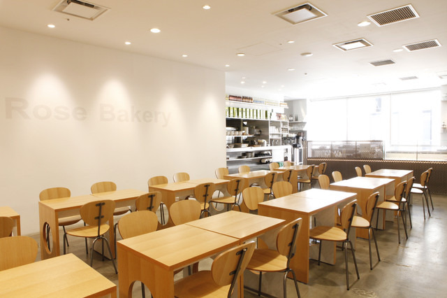 ホワイトを貴重にしたシンプルな店内。木製のテーブルやイスが並び、スタイリッシュながらも落ち着ける空間