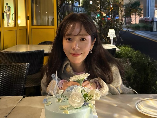 43歳になった『イ・サン』女優ハン・ジミン、誕生日ケーキを前に“幸せオーラ”全開！【PHOTO】