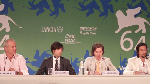 『The Darjeeling Limited』の会見でコメントを読むアンダーソン監督（右から2番目）