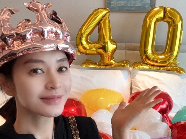 40歳じゃなくデビュー40周年…女優キム・ヘス、サプライズイベントに喜び【PHOTO】