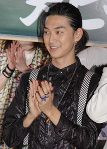 初主演作が初日を迎えた喜びを語る松田翔太。