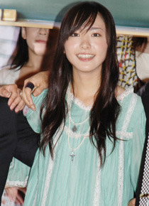 紅一点の新垣結衣に男性陣はメロメロの様子だった。