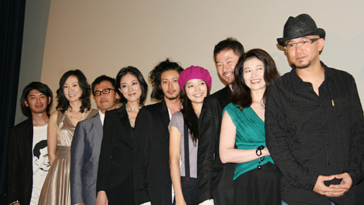 『サッド　ヴァケイション』初日舞台挨拶にて左から、斉藤洋一郎、とよた真帆、光石研、板谷由夏、オダギリジョー、宮崎あおい、浅野忠信、石田えり、青山監督