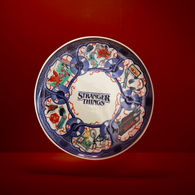 色絵宝尽文　サイズ：φ23.5×H2.1cm価　格：15,000円(16,500円)　Netflixシリーズ「ストレンジャー・シングス 未知の世界」× MARUHIRO限定記念プレート