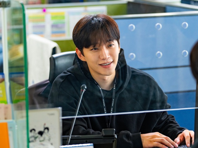 現金と飲酒が超能力の源!? ジュノ主演Netflix新作『CASHERO』スチール写真公開