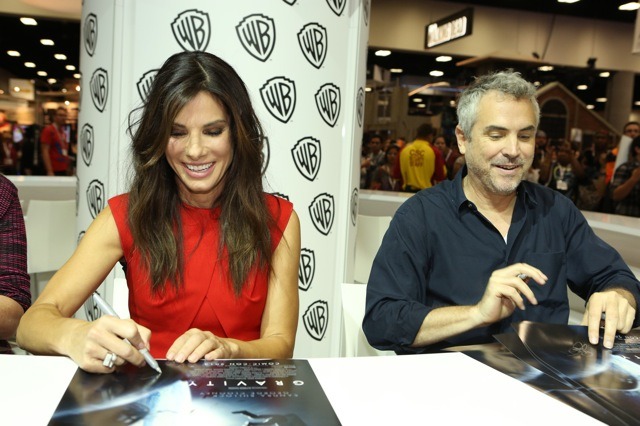 サンドラ・ブロックとアルフォンソ・キュアロン監督。サンディエゴ・コミコンでの『ゼロ・グラビティ』サイン会　Getty Images