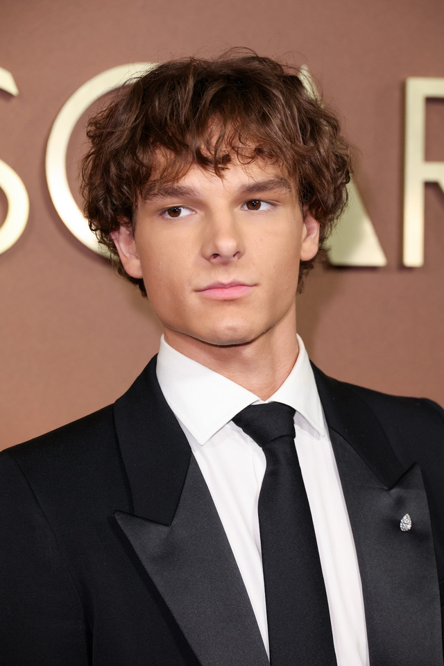 メイソン・テムズ　Photo by JC Olivera/WWD via Getty Images