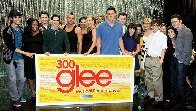 「glee／グリー」メンバーと笑い合うコーリー・モンテース／海外TVドラマ「glee／グリー」 -(C) Getty Images