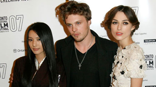 『シルク』プレミア上映にて　（左から）芦名星、マイケル・ピット、キーラ・ナイトレイ