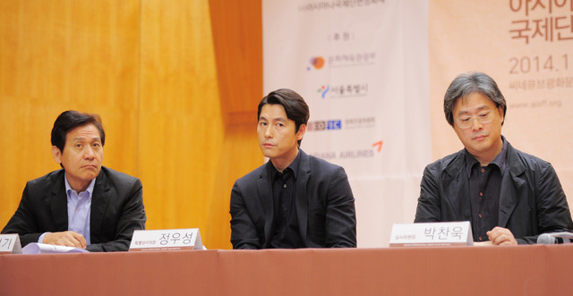 アン・ソンギ、チョン・ウソン、パク・チャヌク監督　Photo by The Chosunilbo JNS/Multi-Bits via Getty Images