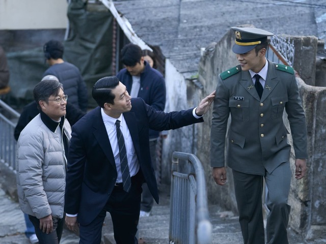 劇中とは真逆の雰囲気…ヒョンビン主演『メイド・イン・コリア』撮影現場のビハインド写真【PHOTO】