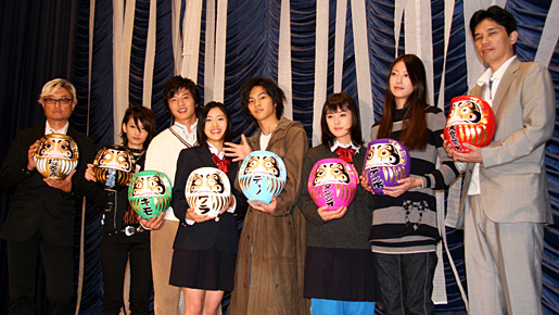『包帯クラブ』初日舞台挨拶にて（左から）堤監督、佐藤千亜妃、田中圭、石原さとみ、柳楽優弥、貫地谷しほり、関めぐみ、天童荒太