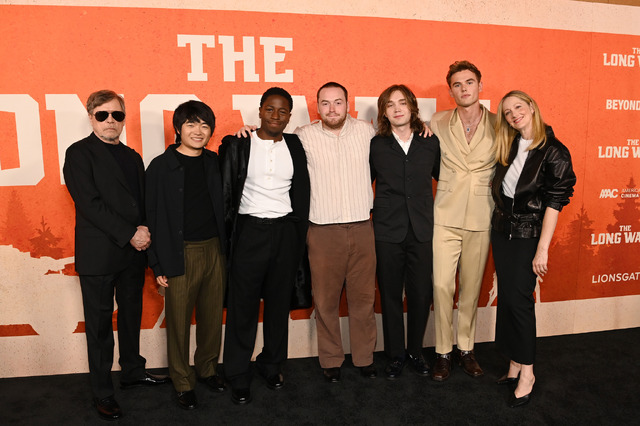 マーク・ハミル、ベン・ウォン、デイビッド・ジョンソン、クーパー・ホフマン、チャーリー・プラマー、ギャレット・ウェアリング、ジュディ・グリア『ザ・ロング・ウォーク』キャスト　Photo by Jon Kopaloff/Getty Images for Lionsgate