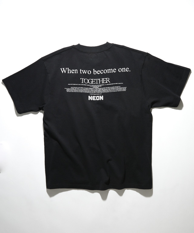 『トゥギャザー』公式グッズTOGETHER PHOTO TシャツB© 2025 Project Foxtrot, LLC 　