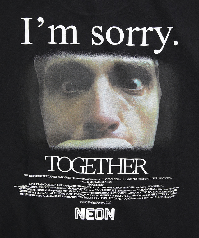 『トゥギャザー』公式グッズTOGETHER PHOTO TシャツA© 2025 Project Foxtrot, LLC