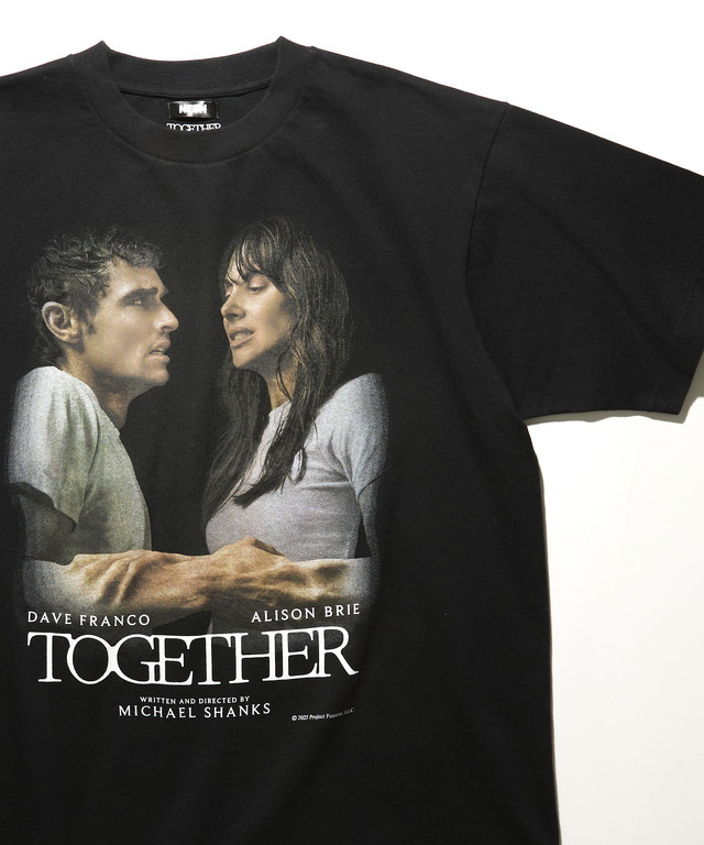 『トゥギャザー』公式グッズTOGETHER PHOTO TシャツA© 2025 Project Foxtrot, LLC
