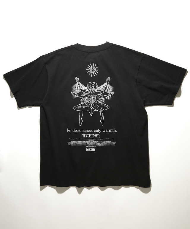 『トゥギャザー』公式グッズTOGETHER PHOTO TシャツA© 2025 Project Foxtrot, LLC