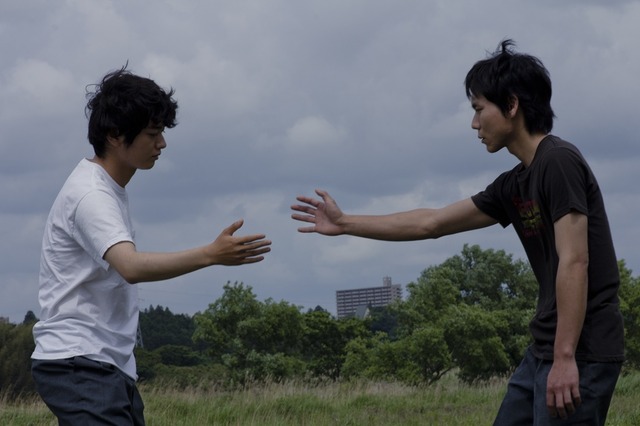 『不気味なものの肌に触れる』