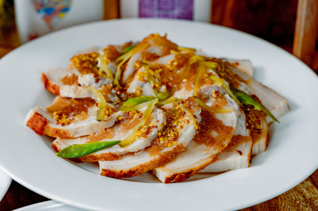 「桜・グランピングブッフェ」ポークの低温ロースト シャルキュティエール風