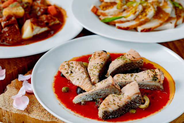 「桜・グランピングブッフェ」ハーブでマリネしたサーモンのオーブン焼き　プロヴァンサルソース