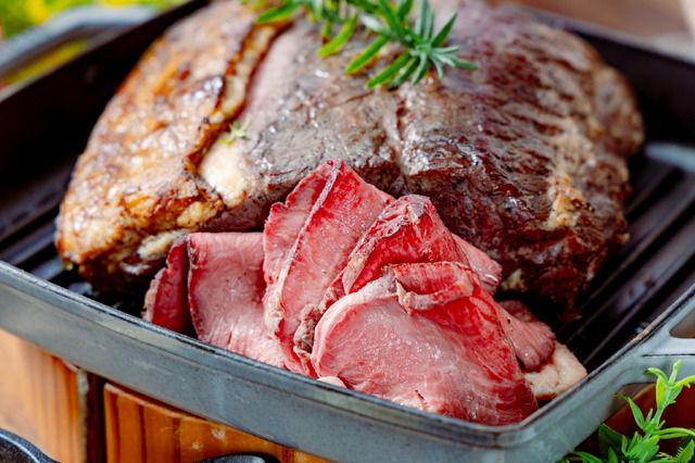 「桜・グランピングブッフェ」ローストビーフ ラクレットスタイル