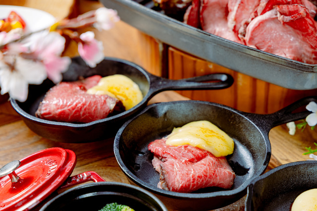 「桜・グランピングブッフェ」提供はスキレットで