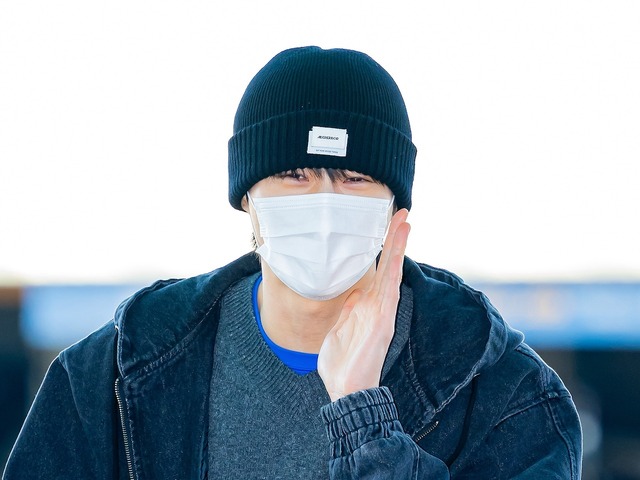 「マスクを外して！」困惑の報道陣にビョン・ウソクが異例の謝罪…“素顔NG”だった出国の様子